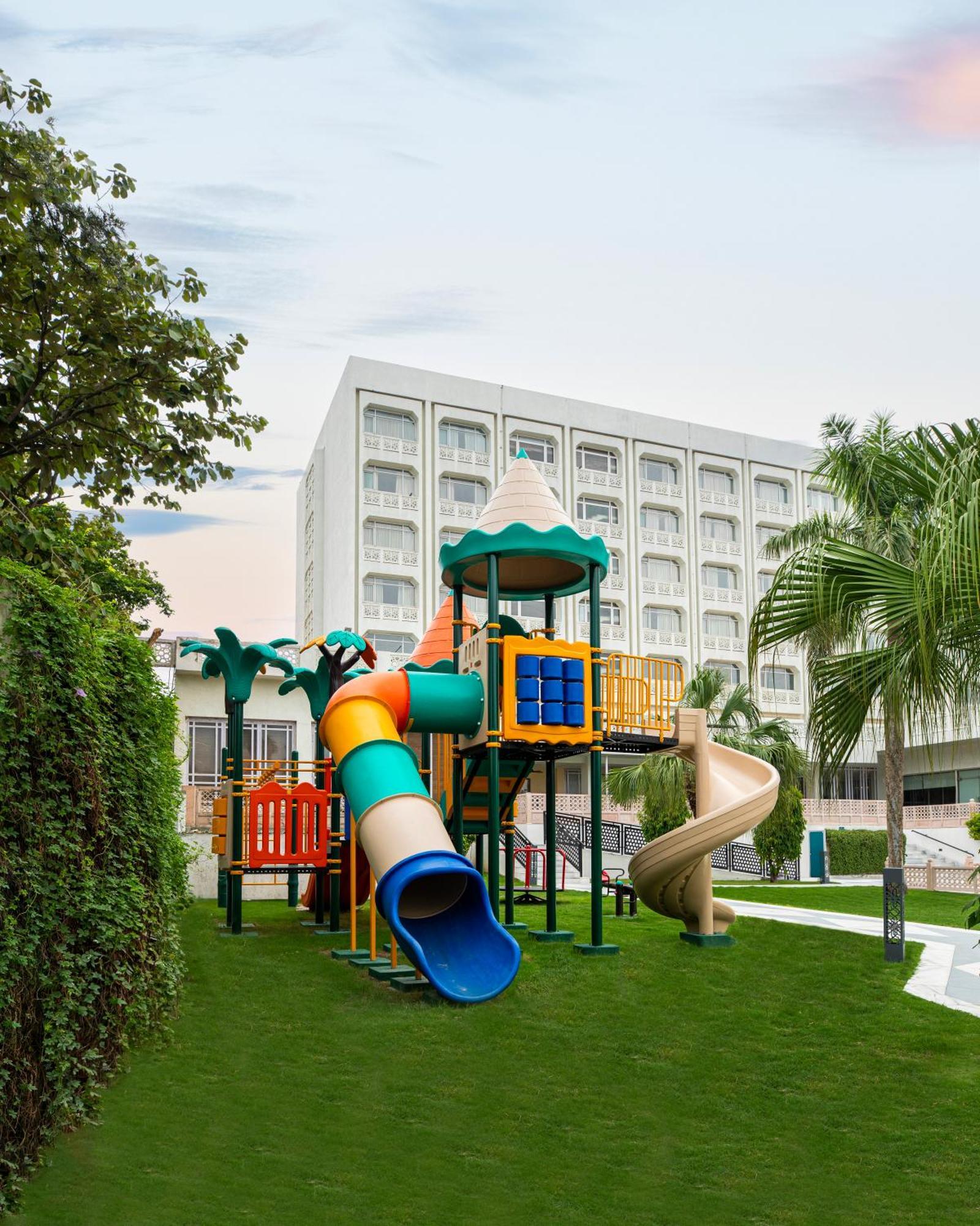 Tajview, Agra-ihcl Seleqtions